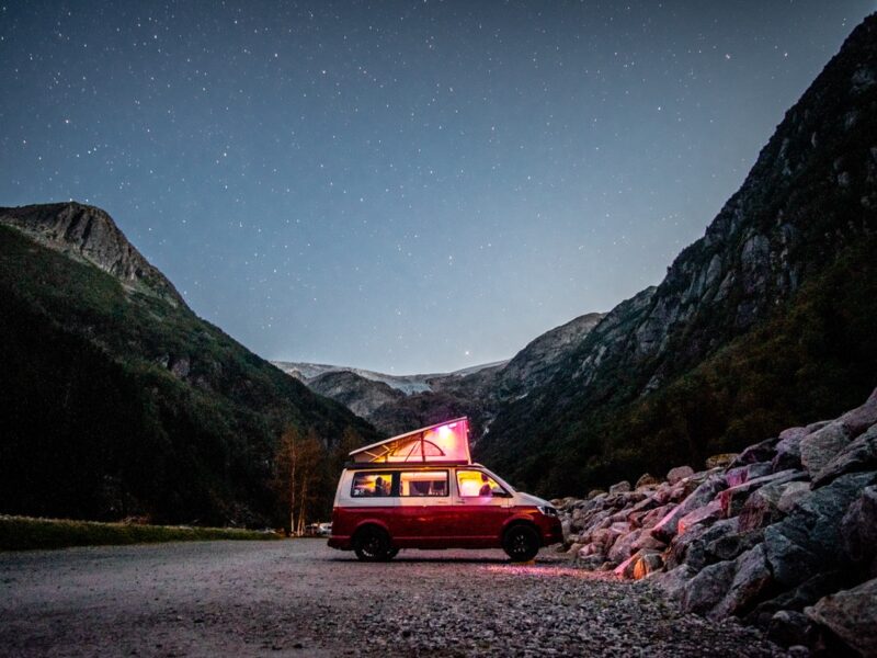 Un van en pleine nature la nuit